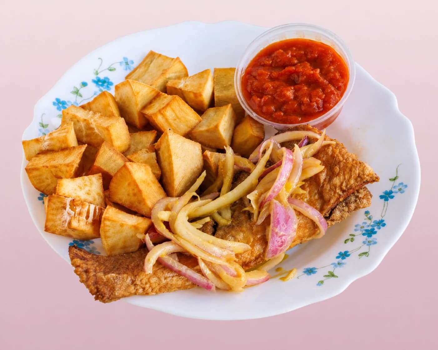 Poisson frit, tubercules dorés, oignons et sauce tomate