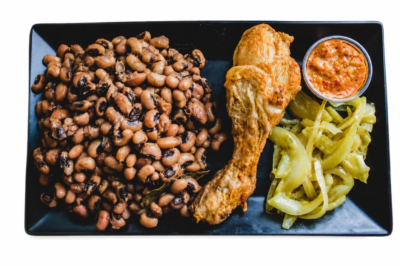 Haricots mijotés avec poulet, légumes et sauce maison